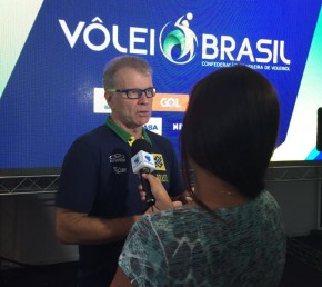 DanielaChristoffer entrevista técnico da seleção brasileira de vôlei.