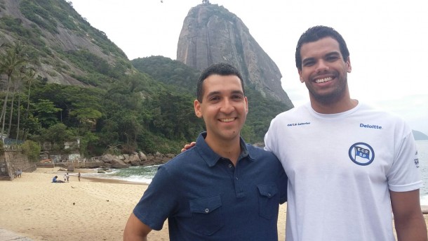 O repórter Igor Santos conversa com o nadador paralímpico André Brasil no Stadium desta semana