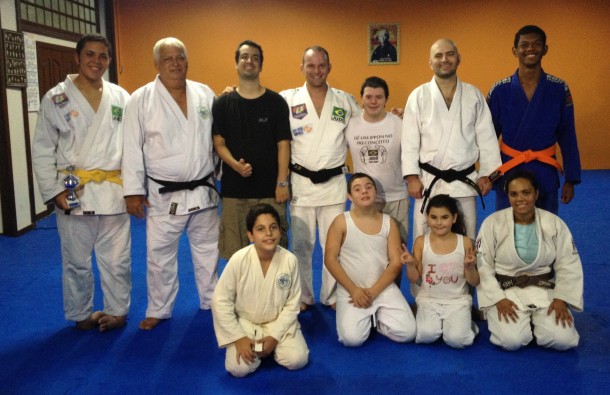 Equipe do projeto "Judo para Todos", iniciativa dedicada a pessoas com necessidades especiais