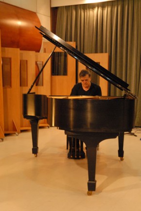 Foto: o pianista Tulio Mourão em foto de Sylvio Coutinho