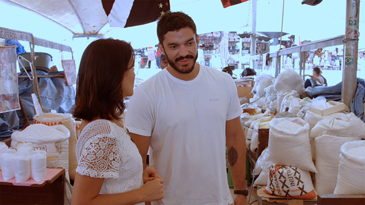 O chef Thiago Castanho percorre o Mercado de Belém com a apresentadora Geovanna Tominaga