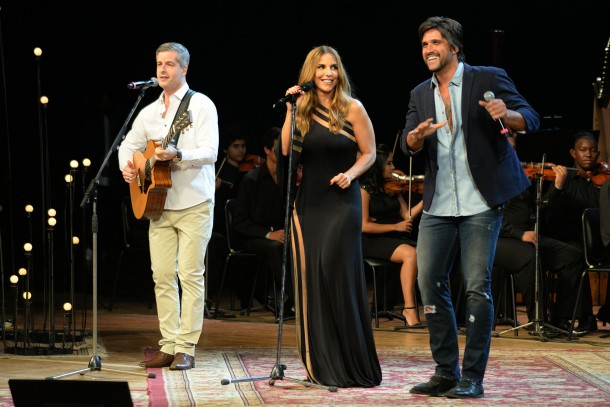 Ivete Sangalo com a dupla Victor e Léo no palco do Teatro Castro Alves. Crédito: Sergio Isensee