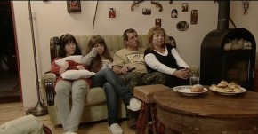 Família reunida para assistir televisão