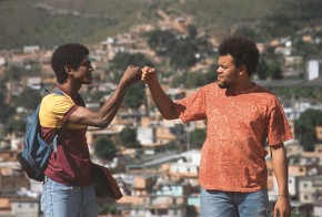 Moradores de uma favela de Belo Horizonte costumam ouvir a rádio