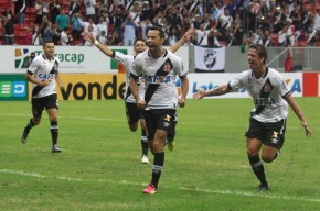 Jogadores do Vasco festejam gol de Nenê contra o Vila Nova (GO) no Mané Garrincha. Crédito: Carlos Gregório Jr/Vasco.com.br